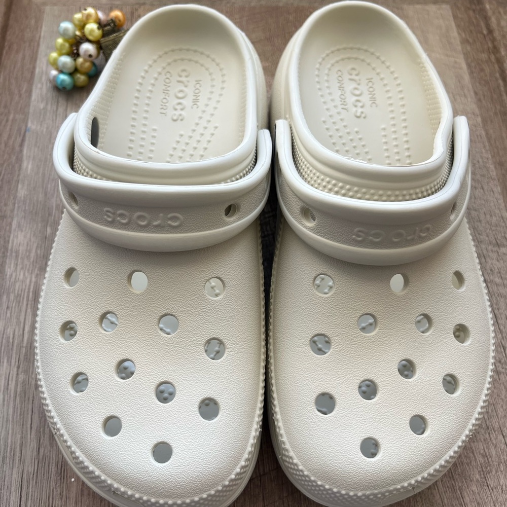 CROCS Women’s Classic Platform (Bone color)